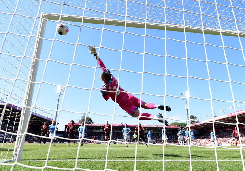 Ederson kom engum vörnum við.