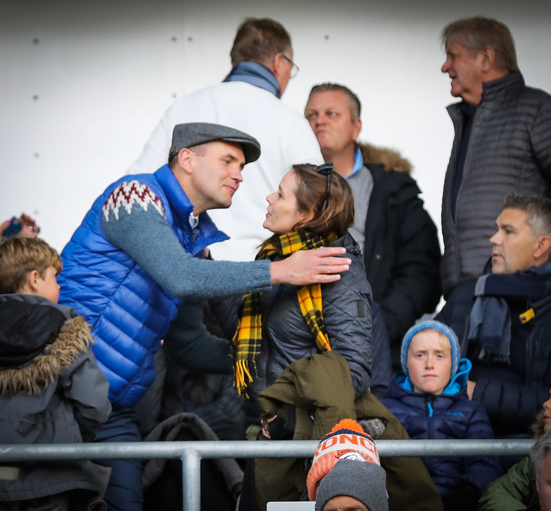 Guðni Th. Jóhannesson og Katrín Jakobsdóttir á landsleik á Laugardalsvelli.