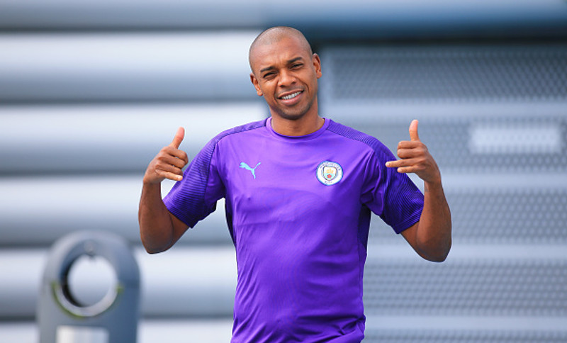 Fernandinho kemur inn í vörnina hjá Man City.