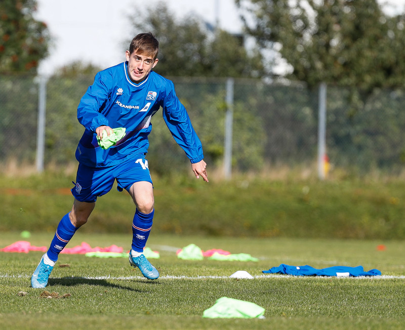 Ísak á æfingu með U17 landsliði Íslands.