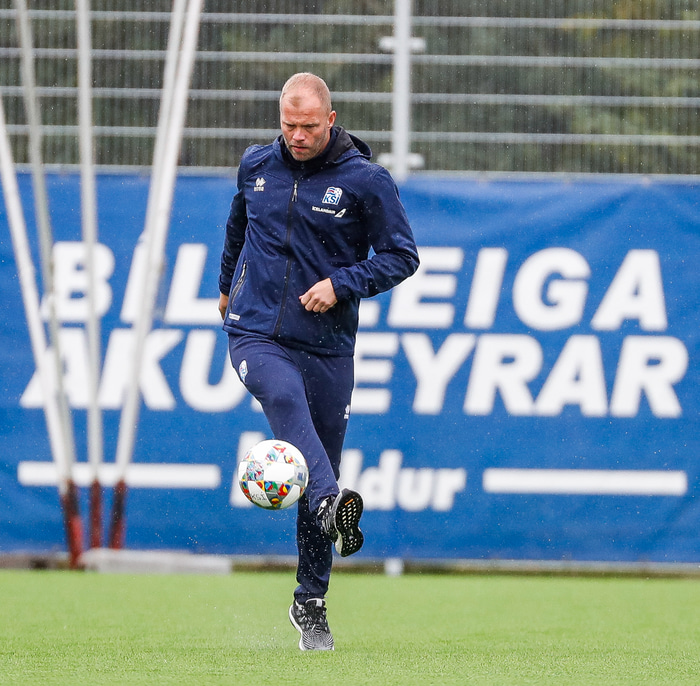 Eiður Smári er í dag aðstoðarþjálfari U21 landsliðs karla.
