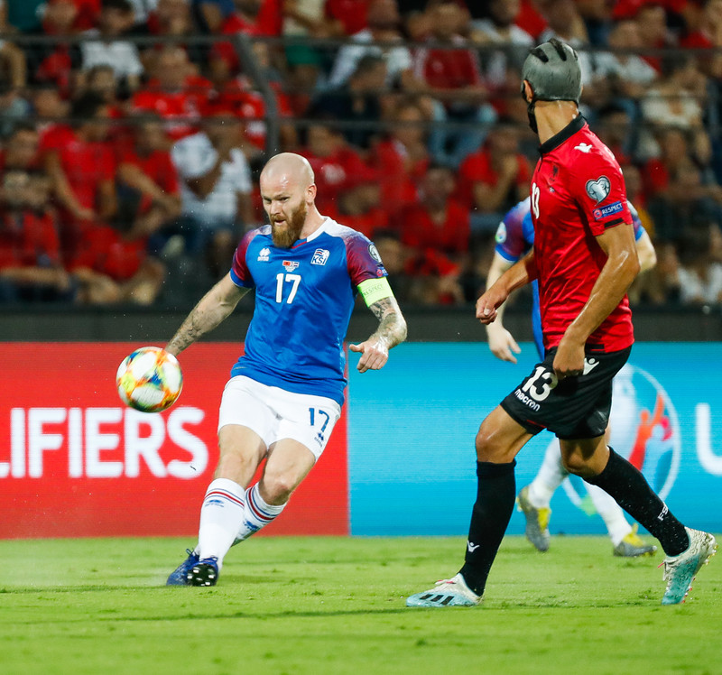Aron Einar Gunnarsson í leiknum í kvöld