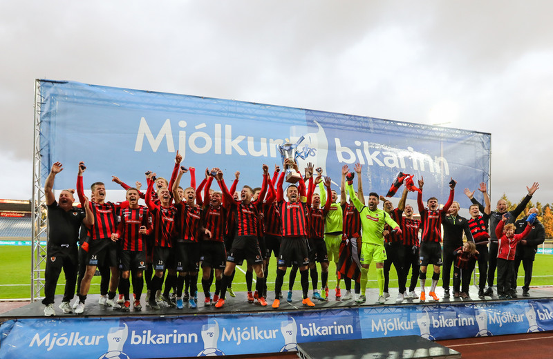 Sjáðu bikarinn fara á loft - Víkingar í mjólkursturtu