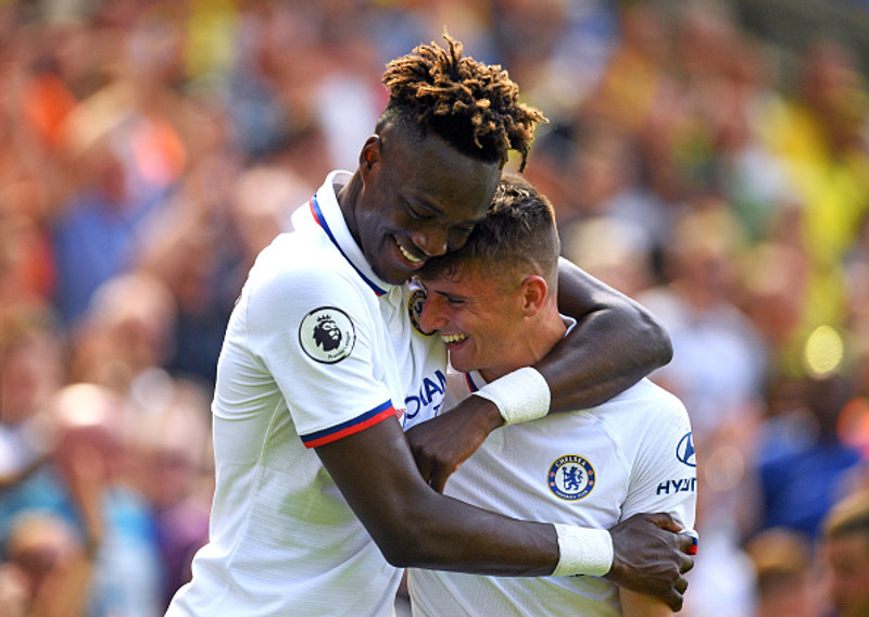 Tammy Abraham og Mason Mount.