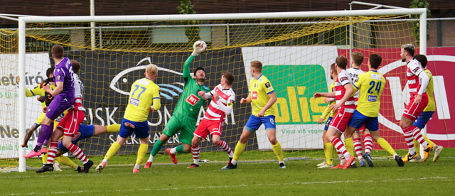 Emil Atlason skorar jöfnunarmark HK gegn KA....