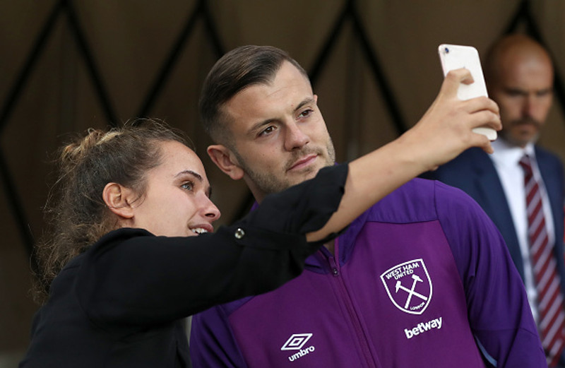 Jack Wilshere með aðdáanda á Villa Park. Hann byrjar á bekknum.
