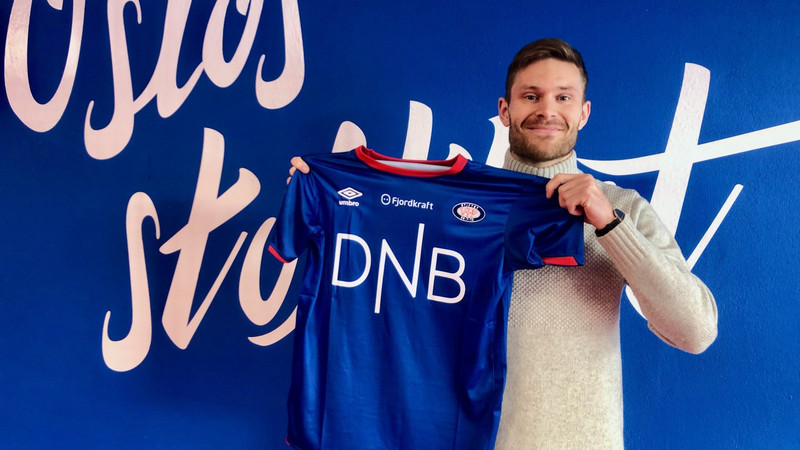 Matthías með treyju Vålerenga.