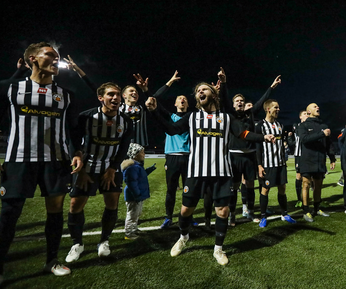 Fögnuðir KR-inga var mikill eftir að Íslandsmeistaratitillinn var í höfn.