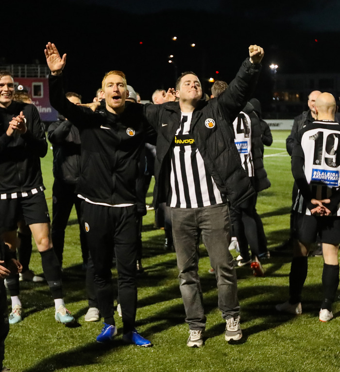 Aron Bjarki Jósepsson og Bóas, stuðningsmaður KR númer eitt.