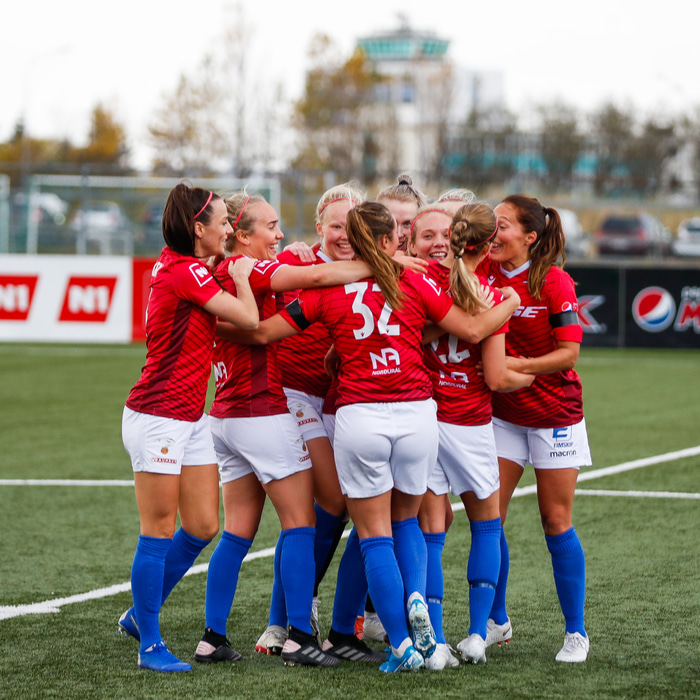 Valur vann 16 leiki í fyrra, gerði tvö jafntefli og tapaði engum. Bæði jafnteflin komu gegn Breiðablik, sem vann 15 leiki, gerði þrjú jafntefli og tapaði engum.