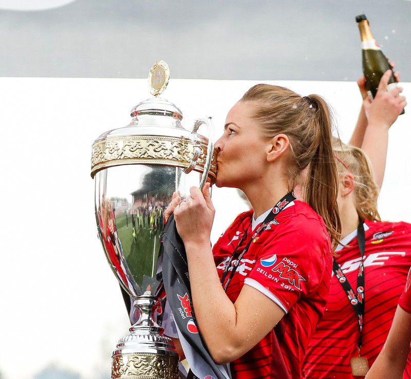 Mist Edvardsdóttir fagnar Íslandsmeistaratitlinum með Val í fyrra.