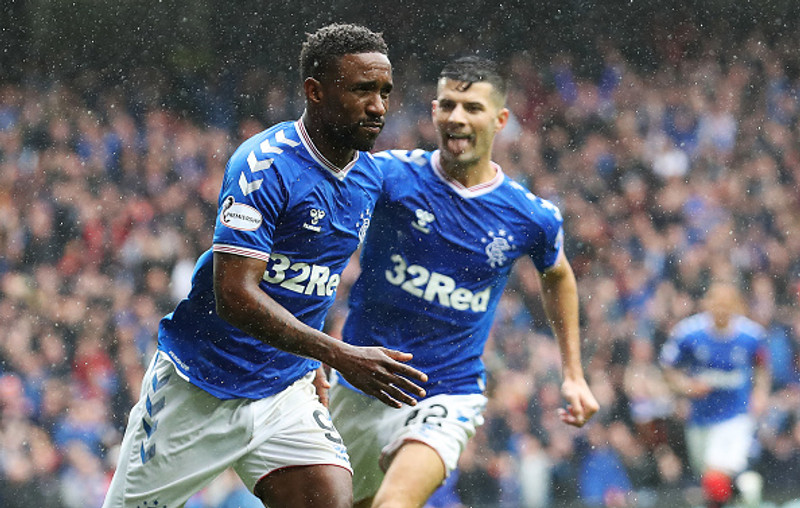 Defoe fagnar marki í rigningunni í Skotlandi.
