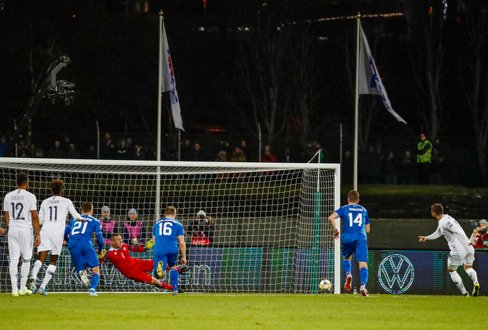 Giroud skorar úr vítaspyrnunni.