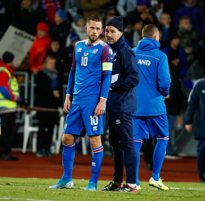 Gylfi fær leiðbeiningar frá Frey Alexanderssyni þáverandi aðstoðarlandsliðsþjálfara.