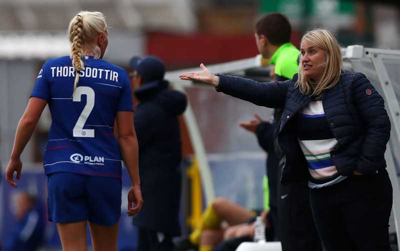 Emma Hayes, þjálfari kvennaliðs Chelsea, gefur Maríu Þórisdóttur fyrirmæli. Chelsea varð krýndur Englandsmeistari í gær.