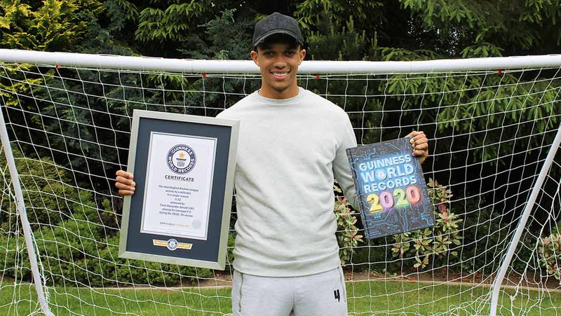 Trent Alexander-Arnold með nýju bókina og innrammaða viðurkenningu frá Guinness World Records