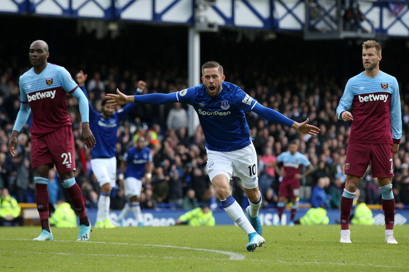 Gylfi fagnar marki gegn West Ham í vetur.