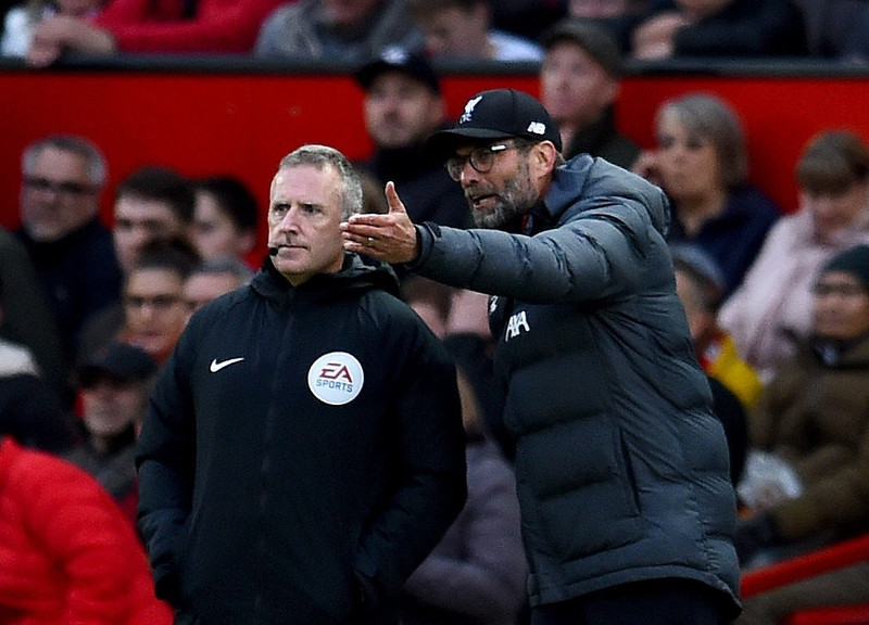 Klopp hafði margt að segja við Moss í gær.