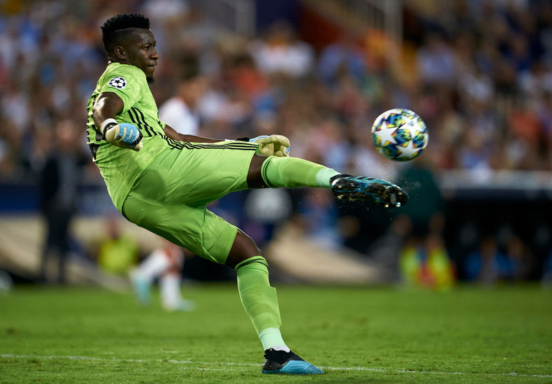 Onana er orðaður við Chelsea.