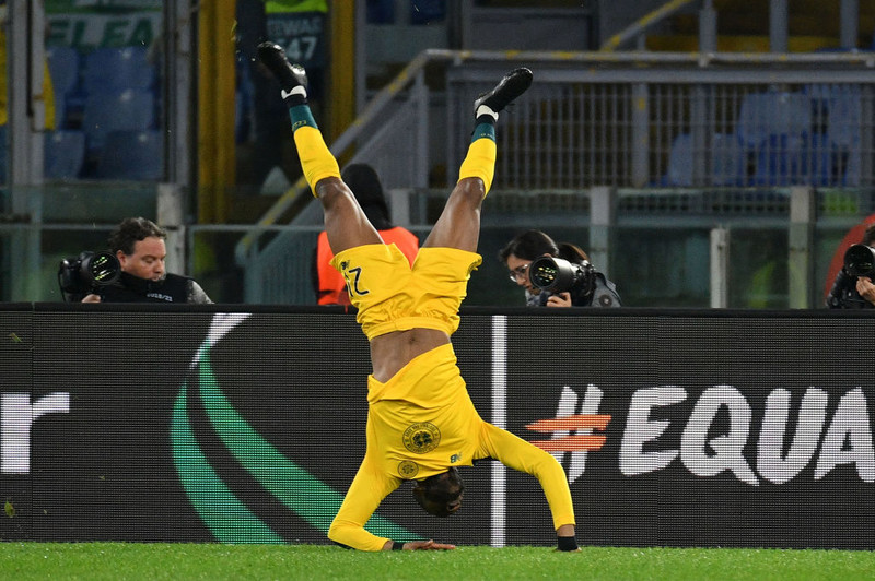 Oliver Ntcham fagnaði sigurmarki seint í uppbótartíma á Ólympíuleikvanginum í Róm með 'Mussolini fagninu', sem fór fyrir brjóstið á hluta stuðningsmannahóps Lazio.