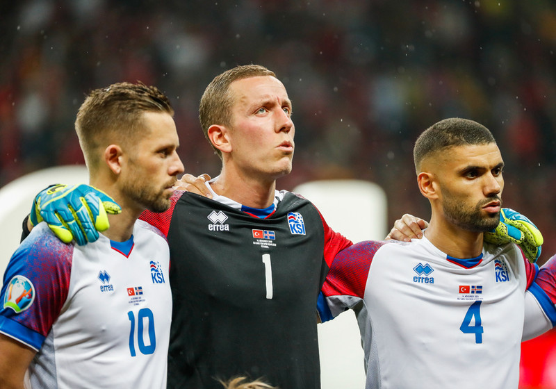 Hannes Þór fyrir miðju.