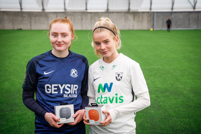 Menn leiksins Þóra Kristín Klemenzdóttir leikmaður Keflavíkur og Rannveig Bjarnadottir leikmaður FH fengu Bose hátala eftir leikinn