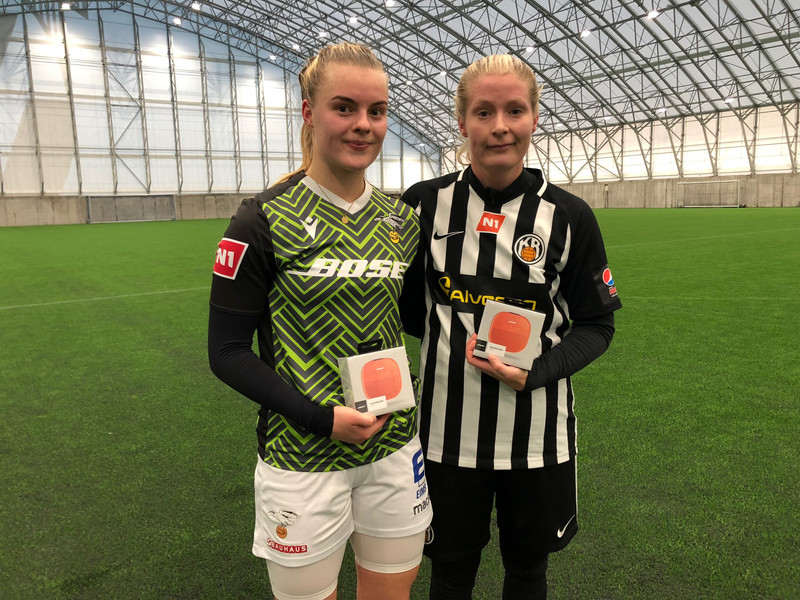 Guðný Árnadóttir, leikmaður Vals, og Laufey Björnsdóttir leikmaður KR voru valdar menn leiksins og fengu þær Bose hátalara að launum.