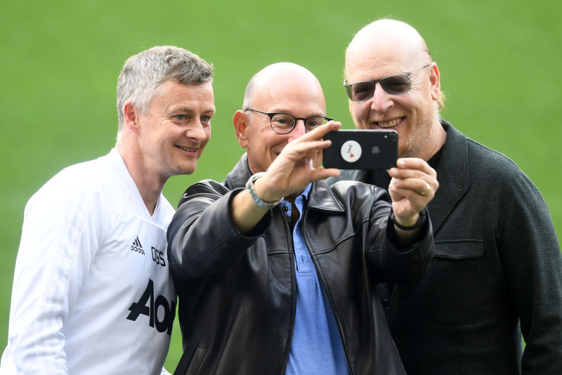 Eigendurnir taka mynd með Ole Gunnar Solskjær, goðsögn hjá Manchester United.