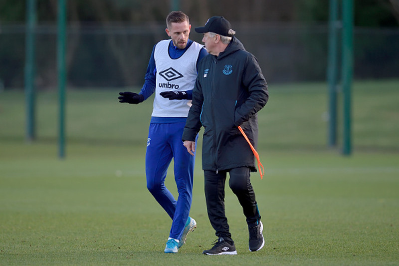 Gylfi og Ancelotti fara yfir hlutina á æfingasvæðinu.