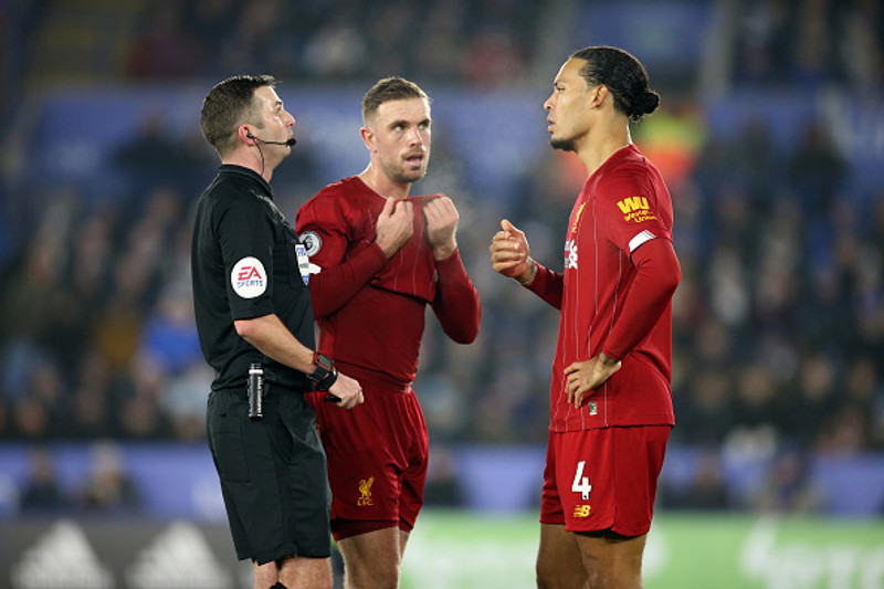 Henderson og Van Dijk ræða hér á þessari mynd við dómarann Michael Oliver.