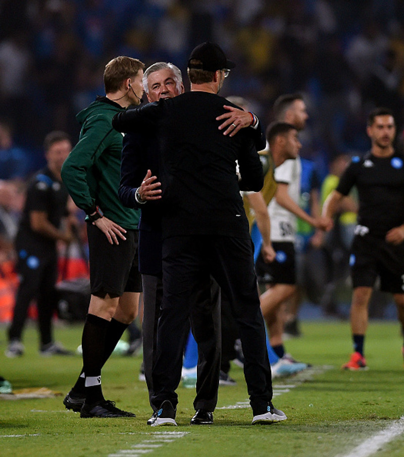 Klopp faðmar hér Ancelotti.