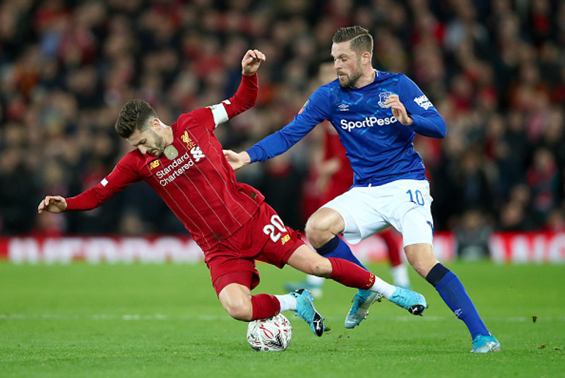 Gylfi í leik gegn Liverpool.