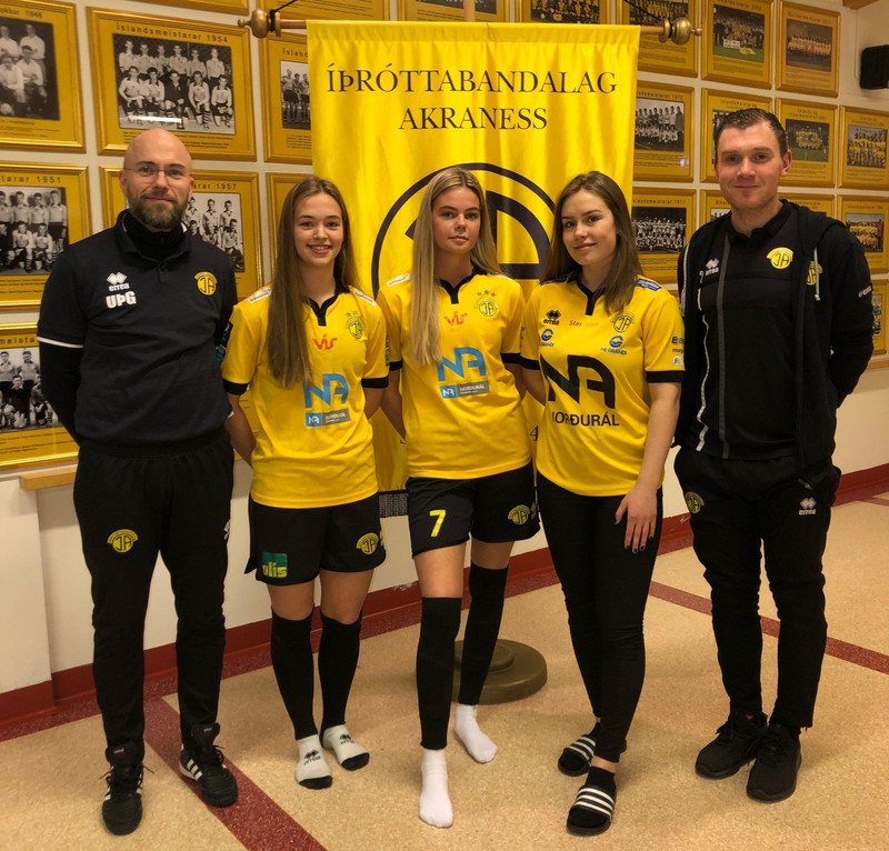 Á myndinni eru frá vinstri: Unnar Þór Garðarsson þjálfari, Sigrún Eva Sigurðardóttir, Erla Karítas Jóhannesdóttir, María Björk Ómarsdóttir og Aron Ýmir Pétursson aðstoðarþjálfari.