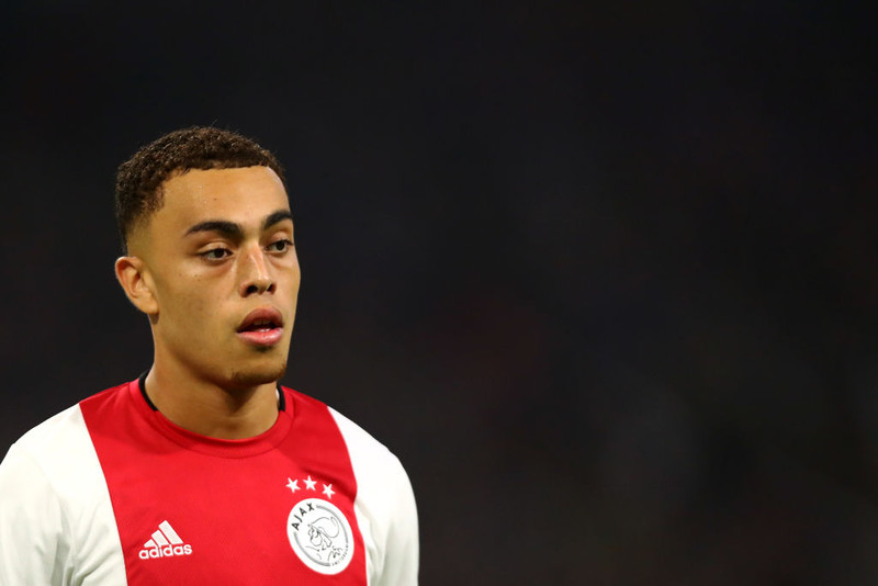 Sergino Dest á leið til Barcelona