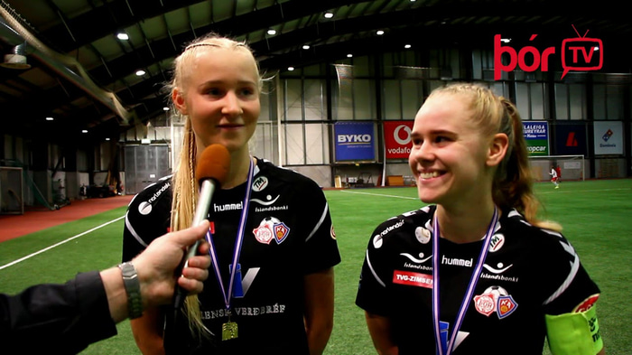 Magðalena til hægri. Viðtal er þema svara hennar.