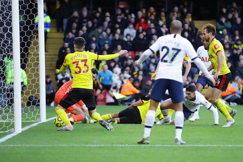 Úr leik á Vicarage Road.