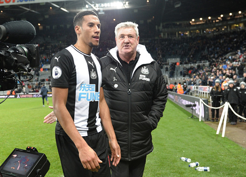 Bruce með markaskoraranum, Isaac Hayden.