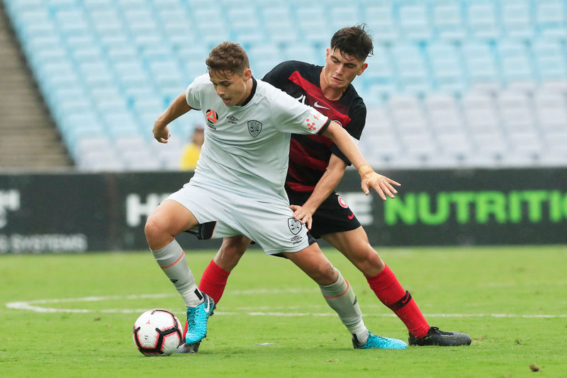 Zachary Duncan, leikmaðurinn sem fékk sparkið í miðsvæðið í dag, er hér með boltann í leik með Brisbane Roar.