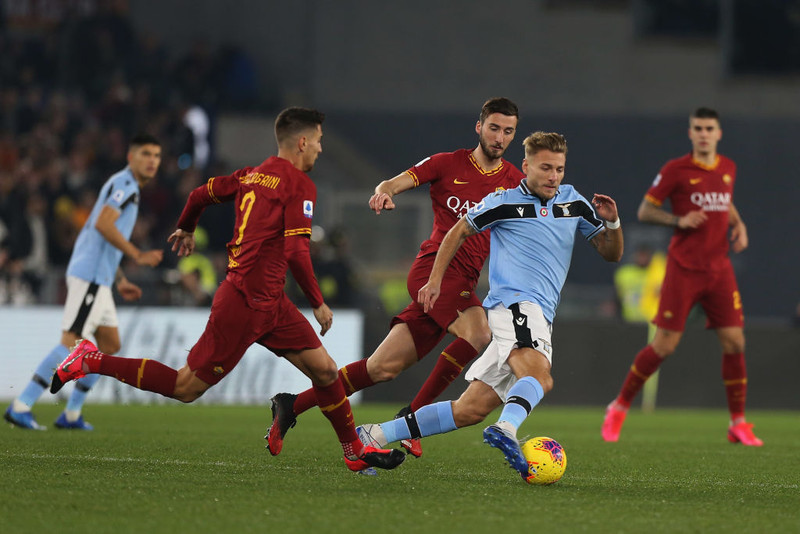 Ciro Immobile leikur sér með boltann í leiknum gegn Roma