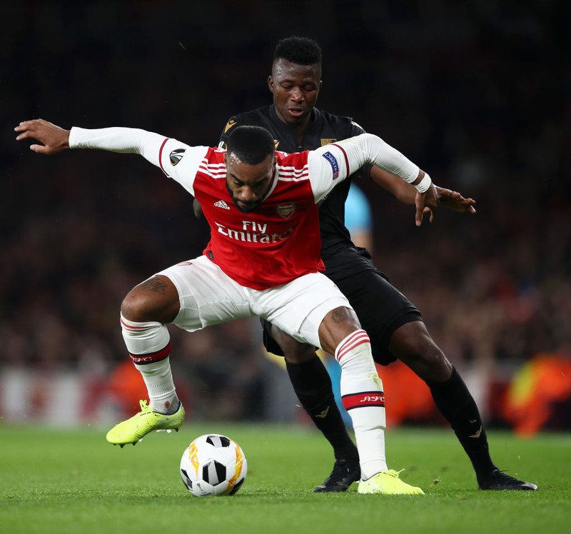 Tapsoba gegn Alexandre Lacazette í riðlakeppni Evrópudeildarinnar.