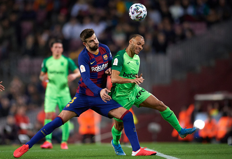 Gerard Pique og Martin Braithwaite í baráttunni í leik Barcelona og Leganes.