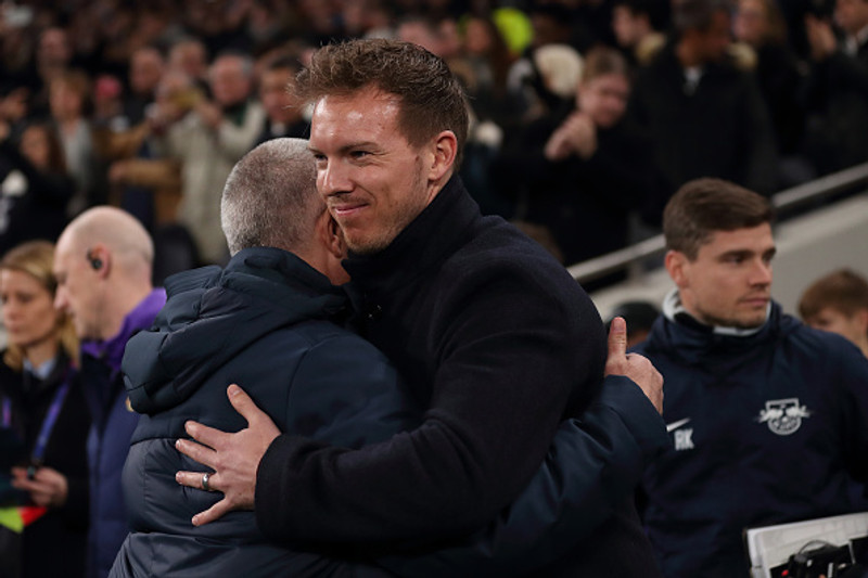 Nagelsmann og Mourinho faðma hvorn annan fyrir leik.