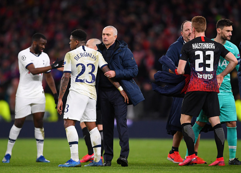 Mourinho með leikmönnum sínum eftir leik.