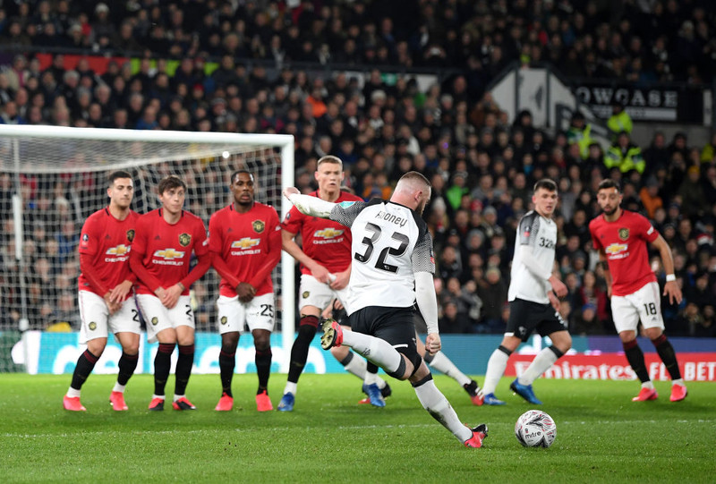 Championship: Rooney dregur Derby í átt að umspilinu