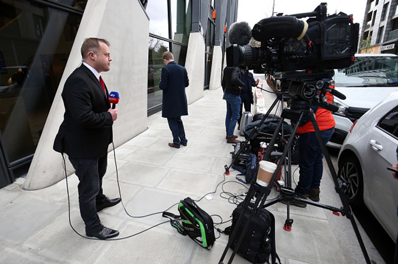 Bryan Swanson, fréttamaður Sky Sports, fyrir utan skrifstofur ensku úrvalsdeildarinnar.