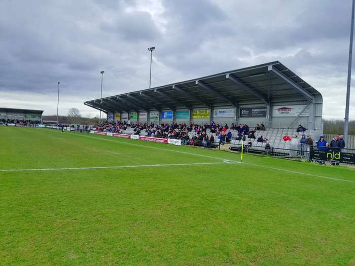 Góður fjöldi áhorfenda mætti á leikinn. Áhorfendur voru staðsettir á öllum fjórum hliðum vallarins.