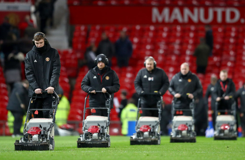 Hlutastarfsmenn Manchester United önnuðust sláttinn fyrir undanúrslitaleik gegn Manchester City í janúar.
