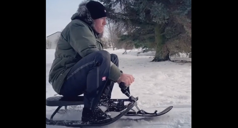 Hannes leikur sér í snjónum - Hvetur fólk til að fara út að hreyfa sig