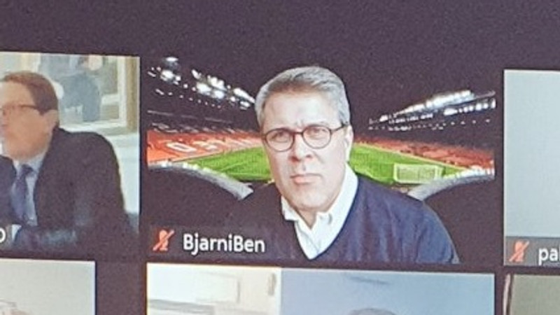 Bjarni Ben notaði Old Trafford sem bakgrunn