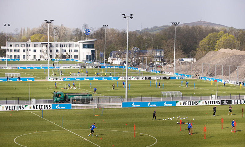 Frá æfingu Schalke í dag. Þar er æft í átta manna hópum.